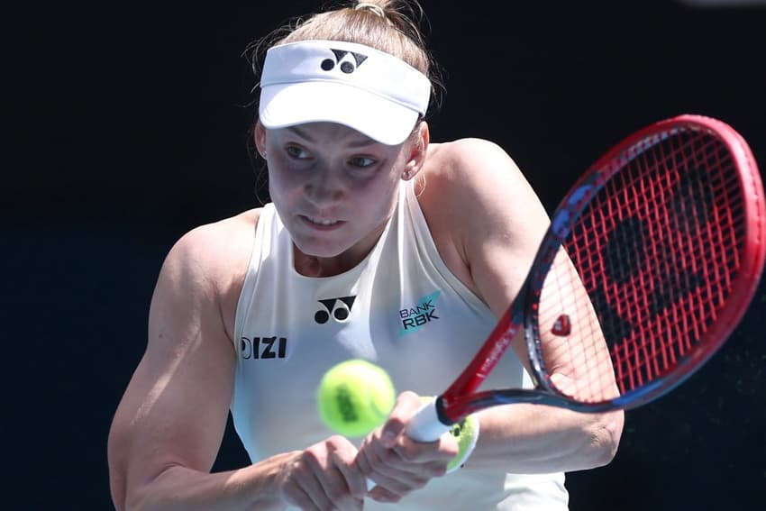 A cazaque Elena Rybakina na vitória sobre a polonesa Iga Swiatek no Australian Open (Foto: IZHAR KHAN / AFP)
