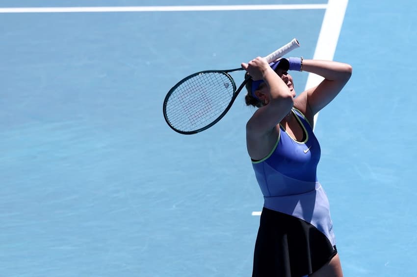 A frustração de Amanda Anisimova na derrota para a compatriota Jessica Pegula no Australian Open . (Foto: IZHAR KHAN / AFP)