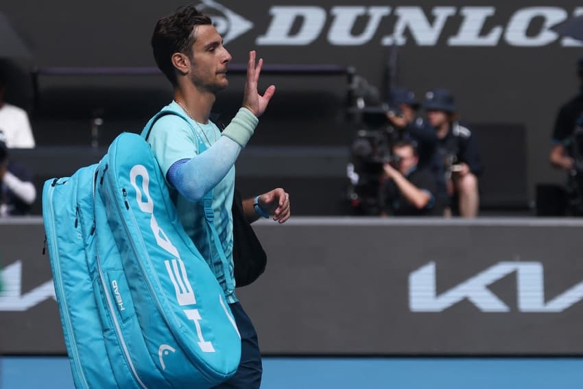 Desolado, Lorenzo Musetti deixa a quadra após se lesionar quando derrotava o sérvio Novak Djokovic (Foto: IZHAR KHAN / AFP)