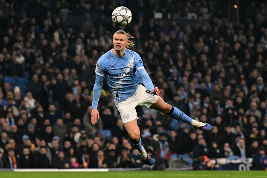 Erling Haaland em ação na partida entre Manchester City e Galatasaray (Photo by Oli SCARFF / AFP)