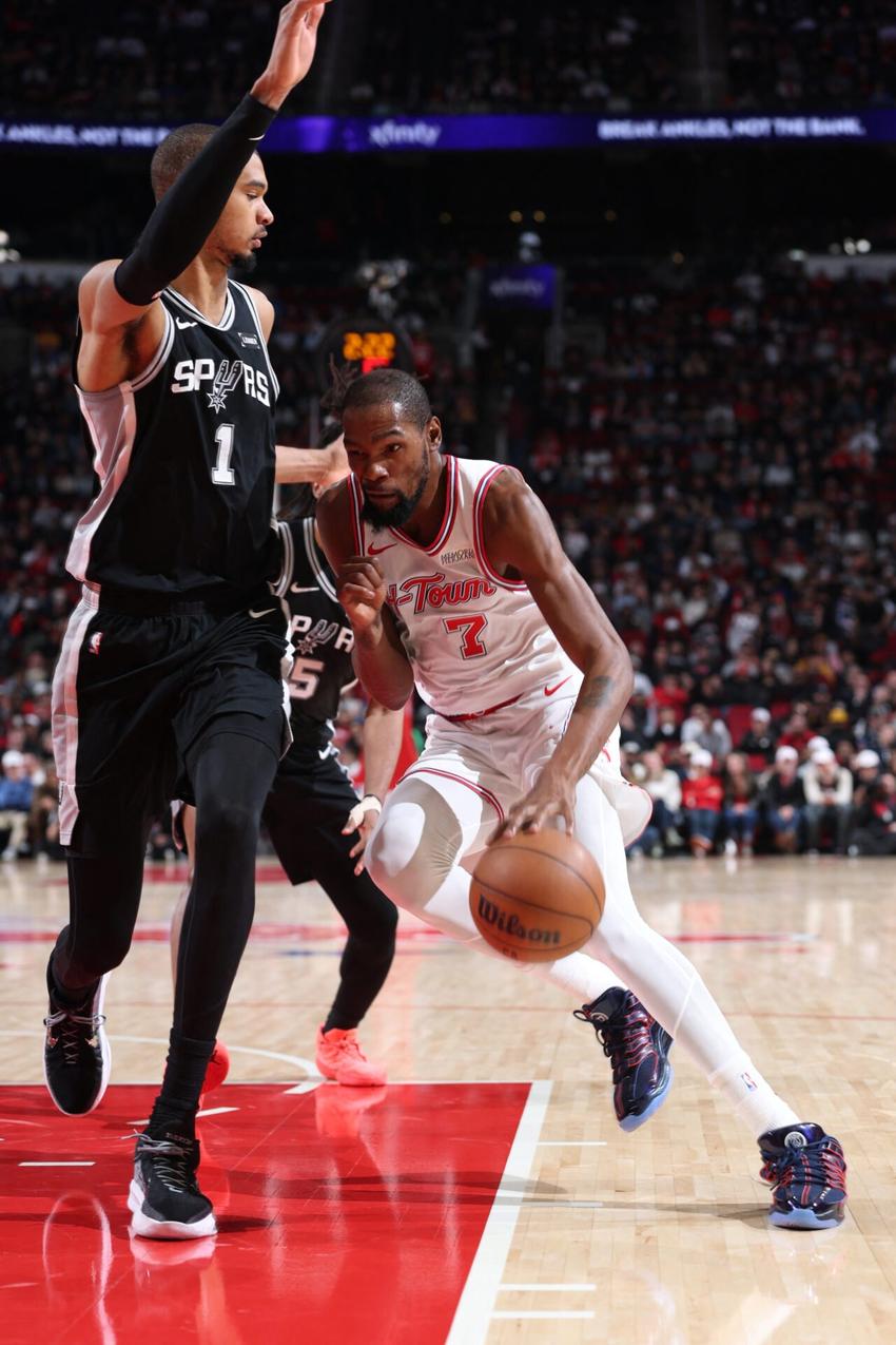 Kevin Durant parte para a cesta contra a marcação de Victor Wembanyama (Foto: Jeff Haynes/Nbae/Getty Images/Afp)