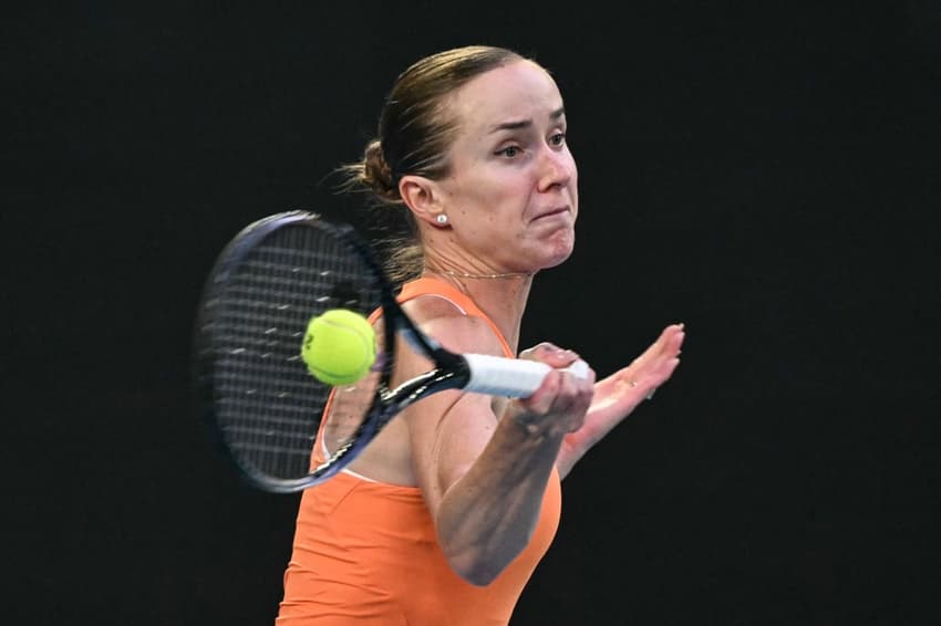 A ucraniana Elina Svitolina devolve a bola na semifinal do Australian Open contra a bielorrussa Aryna Sabalenka (Foto: WILLIAM WEST / AFP)