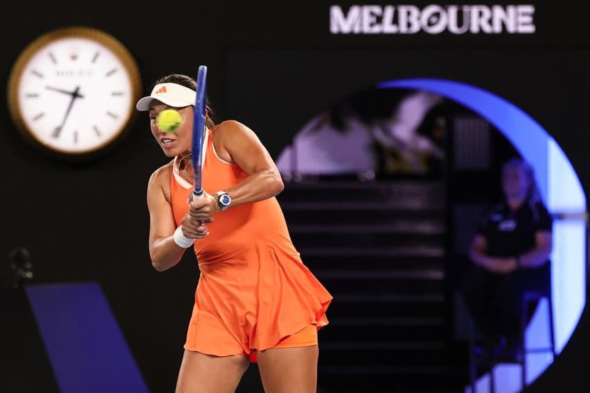 A americana Jessica Pegula devolve de backhand na semifinal do Australian Open contra a cazaque Elena Rybakina (Foto: IZHAR KHAN / AFP)