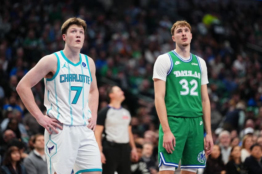 Kon Knueppel, nº 7 do Charlotte Hornets, e Cooper Flagg, nº 32 do Dallas Mavericks, na partida entre Dallas Mavericks e Charlotte Hornets na NBA (Foto: NBAE Cooper Neill / NBAE via Getty Images / AFP)