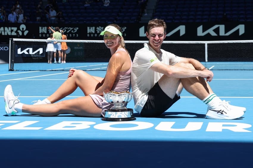 Os australianos Olivia Gadecki e John Peers com o troféu das duplas mistas (Foto: Martin KEEP / AFP)