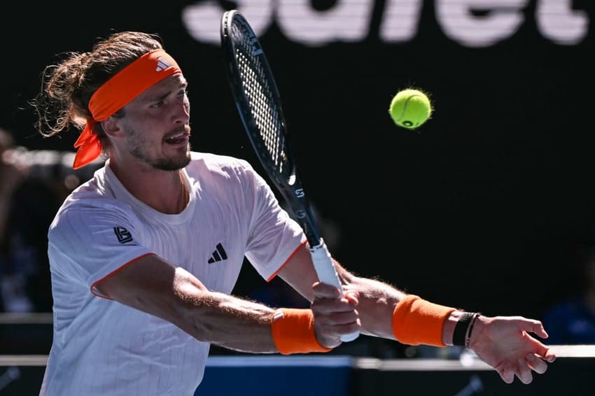 O alemão Alexander Zverev voleia a bola na partida contra o espanhol Carlos Alcaraz na semifinal do Australian Open (Foto: WILLIAM WEST / AFP)