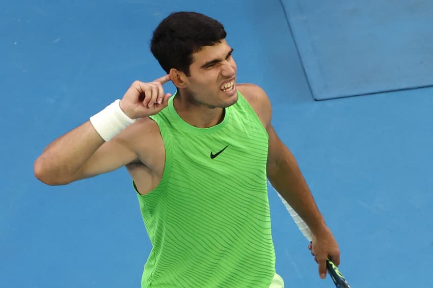 O espanhol Carlos Alcaraz gesticula para a torcida após vencer um ponto contra o alemão Alexander Zverev na semifinal masculina do Australian Open, em Melbourne, em 30 de janeiro de 2026. (Foto: David Gray/Afp)