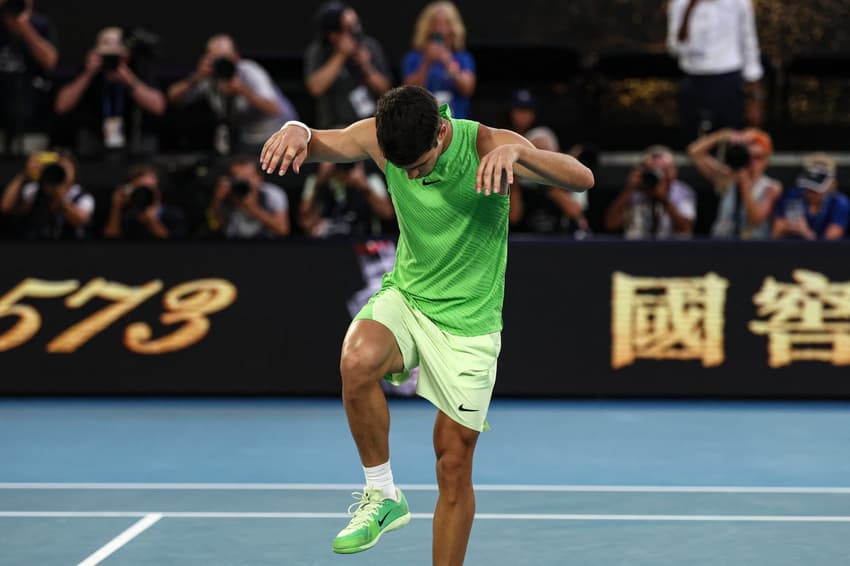 O espanhol Carlos Alcaraz comemora a vitória sobre o alemão Alexander Zverev na semifinal masculina do Australian Open, em Melbourne, em 30 de janeiro de 2026. (Foto: Izhar Khan/Afp)