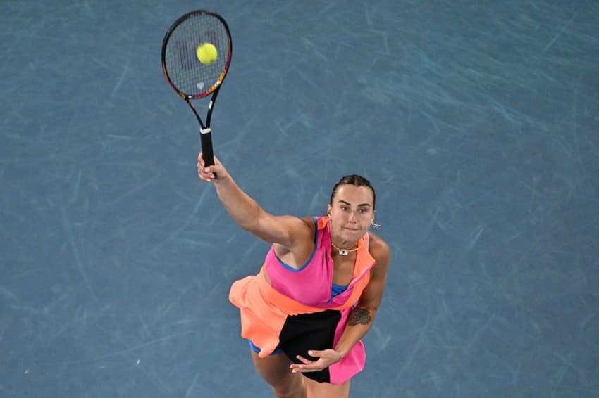 A bielorrussa Aryna Sabalenka saca na final do Australian OPen contra a cazaque Elena Rybakina (Foto: Paul Crock / AFP)
