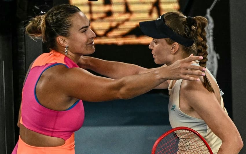 Aryna Sabalenka abraça Elena Rybakina após a derrota no Australian Open (Foto: WILLIAM WEST / AFP)