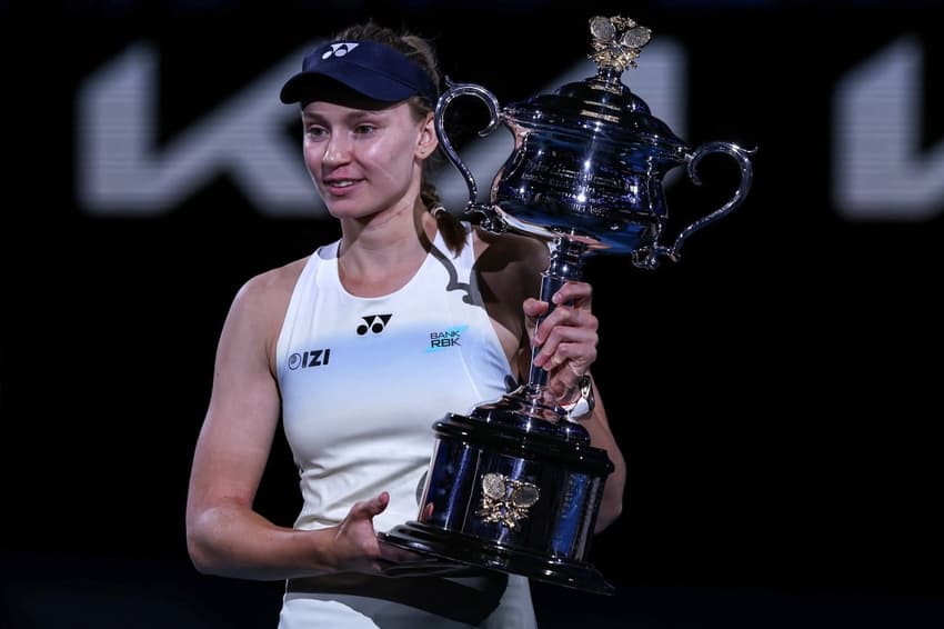 A cazaque Elena Rybakina com o troféu do Australian Open (Foto: IZHAR KHAN / AFP)