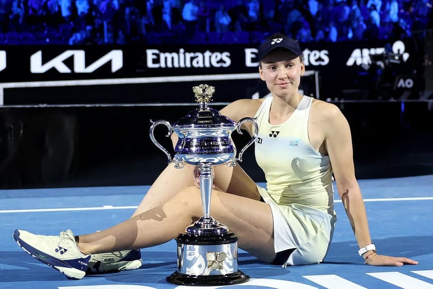 A cazaque Elena Rybakina com o troféu do Australian Open (Foto: Martin KEEP / AFP)