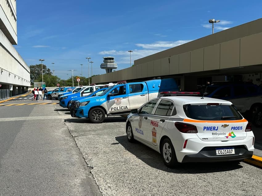 Policiamento reforçado no desembarque do Galeão para a chegada de Lucas Paquetá, contratado pelo Flamengo (Foto: Lucas Bayer/Lance!)