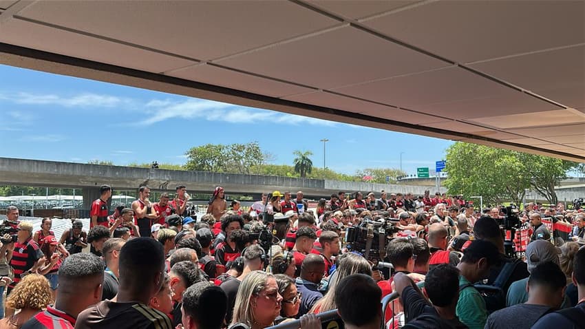Torcida do Flamengo no aeroporto do Galeão para a chegada de Paquetá (Foto: Lucas Bayer/Lance!)