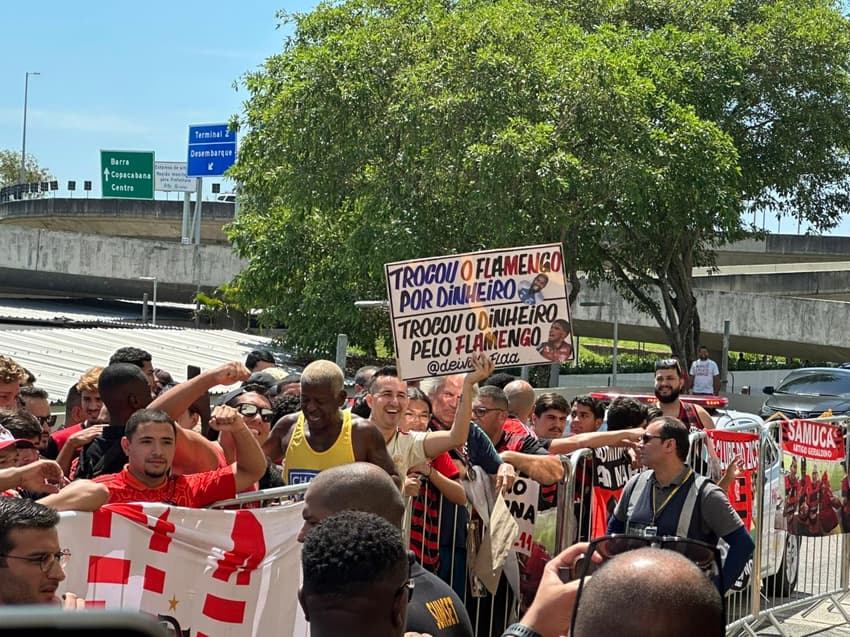 Torcedores marcam presença no Galeão para receber Paquetá (Foto: Lucas Bayer/Lance!)