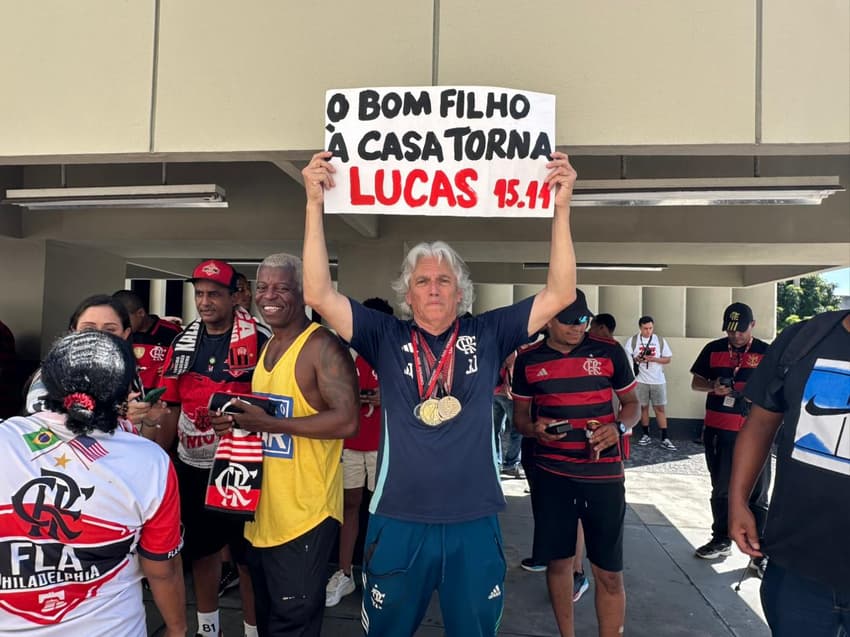 Sósia de Jorge Jesus, torcedor do Flamengo, na recepção de Paquetá (Foto: Lucas Bayer/Lance!)