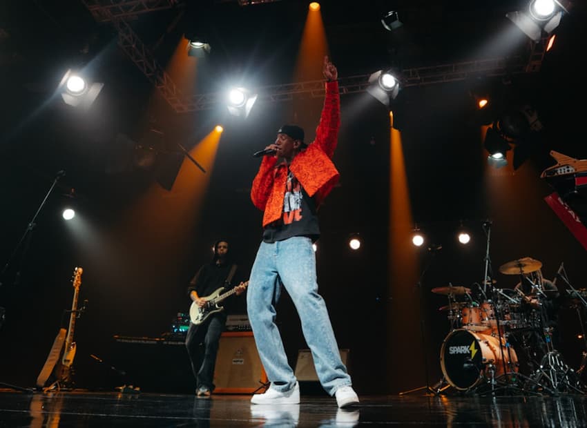 Anderson Talisca como Spark em apresentação musical (Foto: Divulgação)