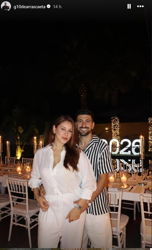 Arrascaeta ao lado da esposa Camila Bastiani, durante festa de ano novo (Foto: Reprodução)