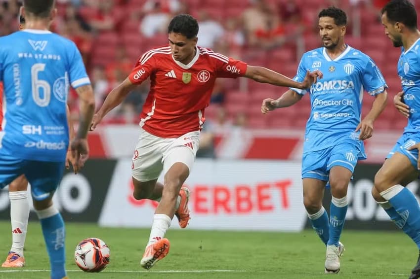 João Bezerra, de 16 anos, atacante do Internacional