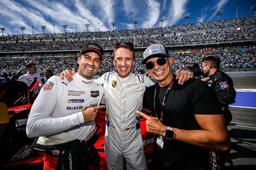 Helio Castroneves com Nasr e entre eles, o alemão Timo Bernhard, 'lenda' do endurance mundial (Foto: Brandon Badraoui/IMSA)