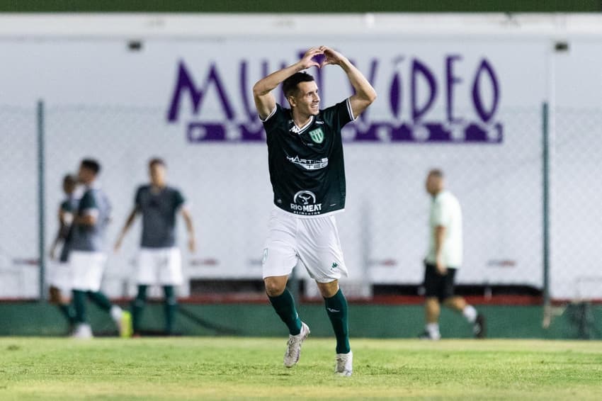 Gabriel Caran comemora seu gol pelo Boavista contra o Fluminense