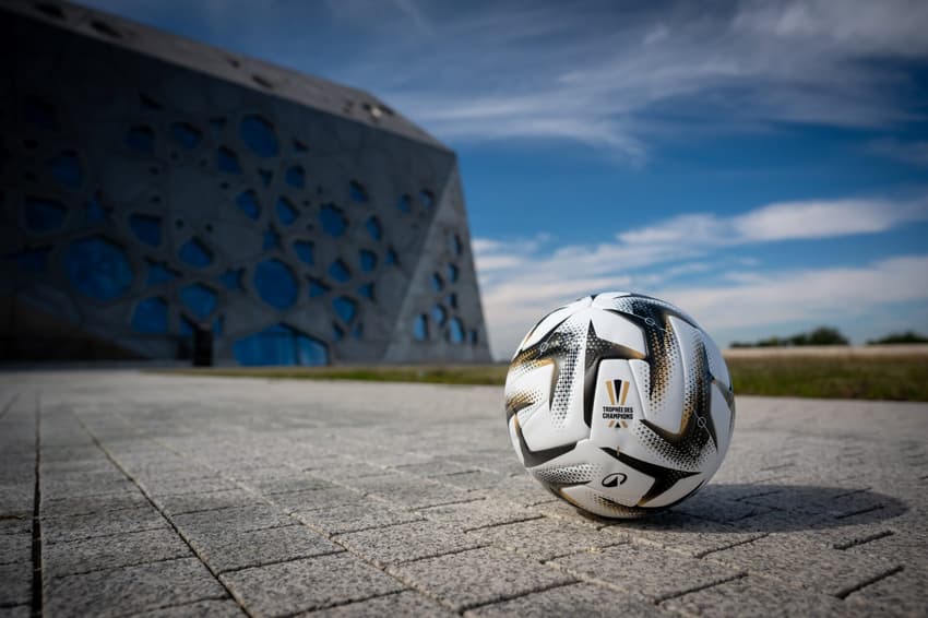 Bola da final da Supercopa da França entre PSG e Olympique Marseille