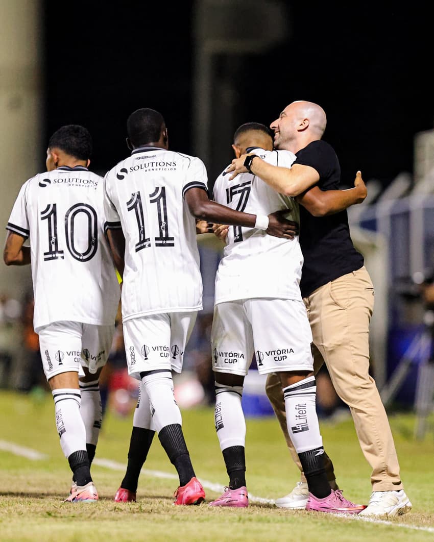 Jogadores do Botafogo comemoram gol junto do treinador Rodrigo Bellão (Foto: Arthur Barreto/BFR)