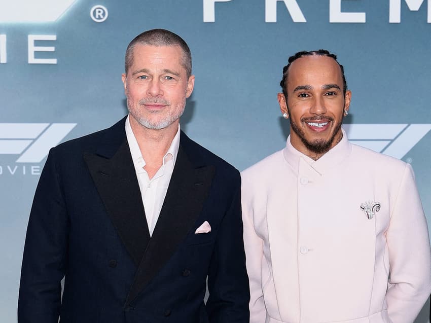Brad Pitt e Lewis Hamilton na estreia do filme 'F1' na Times Square, em Nova York (foto: Dimitrios Kambouris / GETTY IMAGES NORTH AMERICA / Getty Images via AFP)