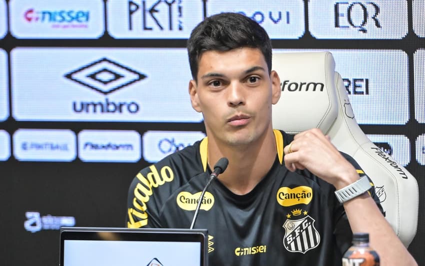 Gabriel Brazão despista sobre saída do Santos e se declara: "Construir uma linda história"