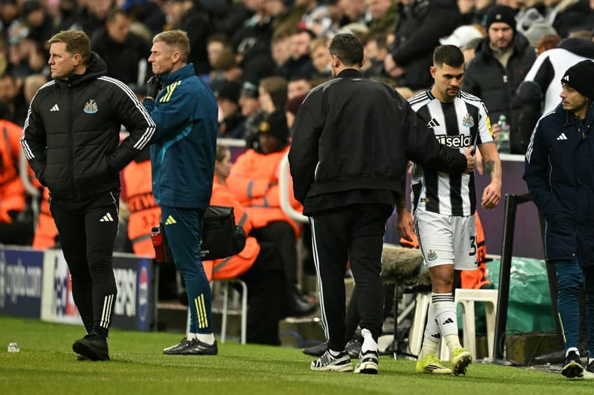 Bruno Guimarães se lesionou na partida entre Newcastle e PSV, pela Champions League (Foto: Oli SCARFF / AFP)