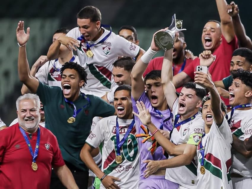 Fluminense levanta a taça de campeão do Brasileirão Sub-17 de 2024 (Foto: Reprodução)