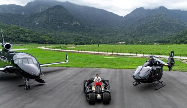Neymar em foto com veículos de luxo (Foto: Reprodução)