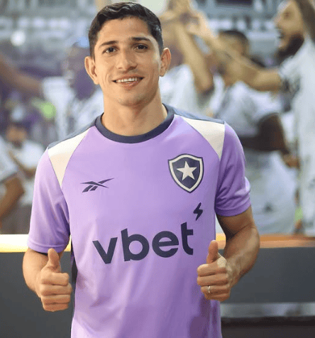 Savarino em sua reapresentação ao Botafogo (Foto: Vítor Silva/Botafogo)