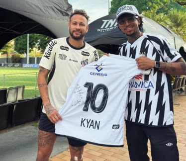 Rapper Kyan ao lado do craque Neymar durante a apresentação no Fut7 do Santos (Foto: Divulgação)
