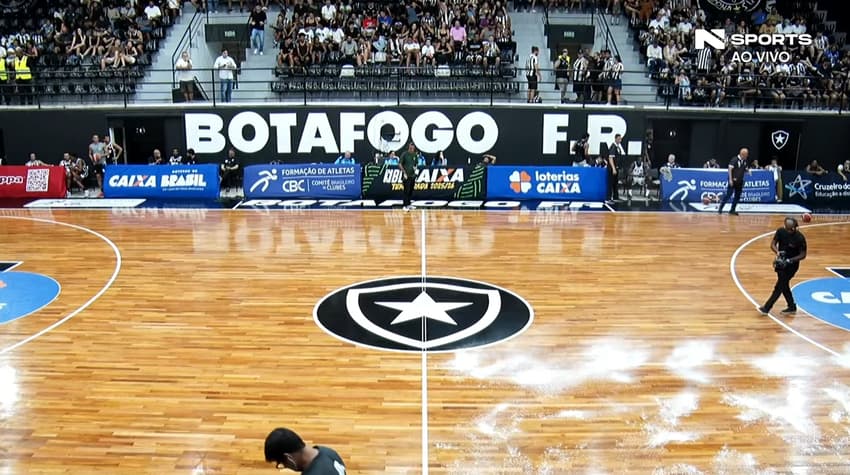 Pó de magnésio sedo espalhado pela quadra no NBB (Foto: Reprodução/ Youtube N Sports)