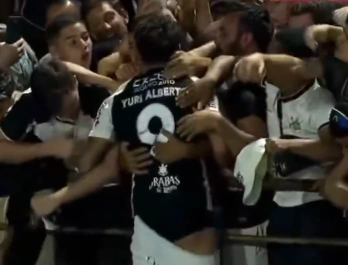 Yuri Alberto comemorando gol do Corinthians (Foto: Reprodução/CazéTV)