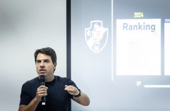 Gabriel Bussinger discursa para funcionários da base do Vasco (Foto: Dikran Sahagian / Vasco)