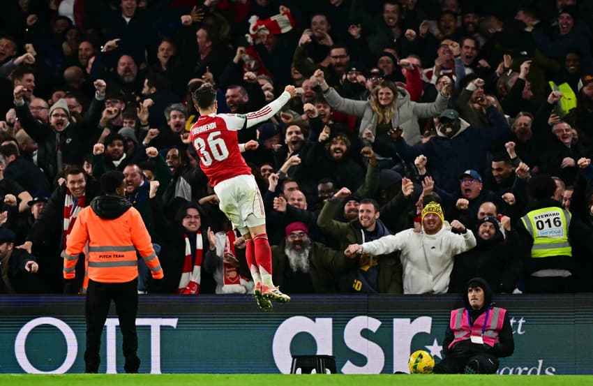 Pela Copa da Liga Inglesa, o Arsenal venceu o Chelsea por 3 a 2 (Foto: Ben STANSALL / AFP)