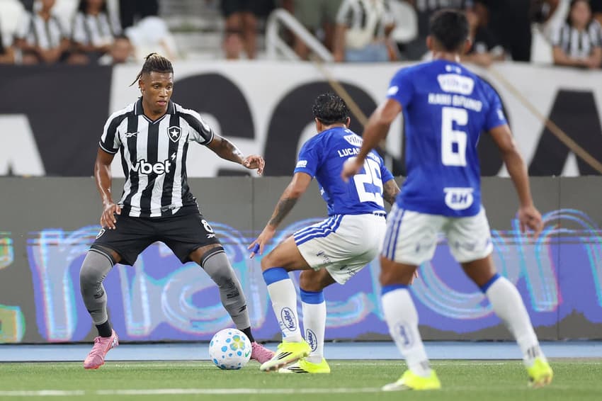 Danilo em ação em Botafogo e Cruzeiro (Foto: Vitor Silva / Botafogo)