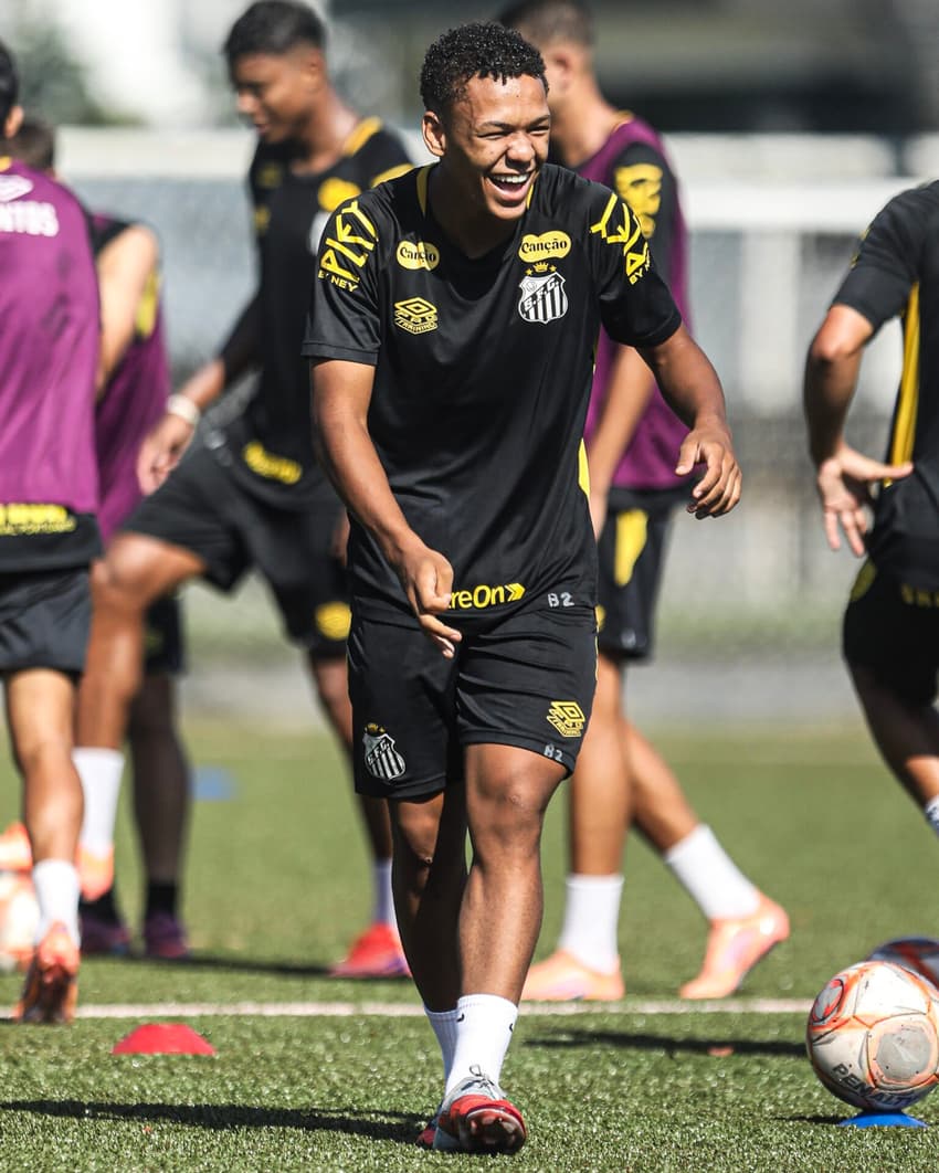 Atacante David Nogueira tem 16 anos e firmou vínculo com o Peixe até fim de julho de 2028. (Foto: Reinaldo Campos/ Santos FC)