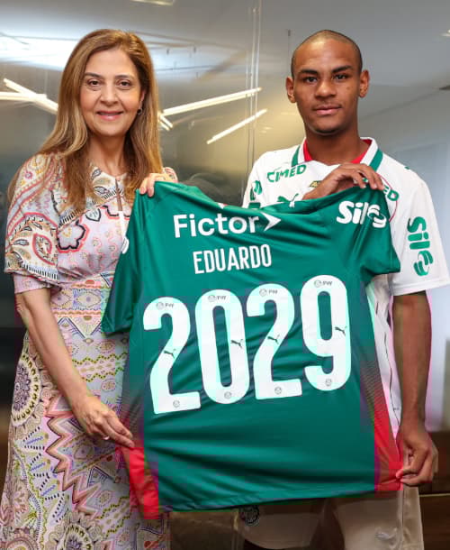 Eduardo Conceição assina primeiro contrato profissional com o Palmeiras