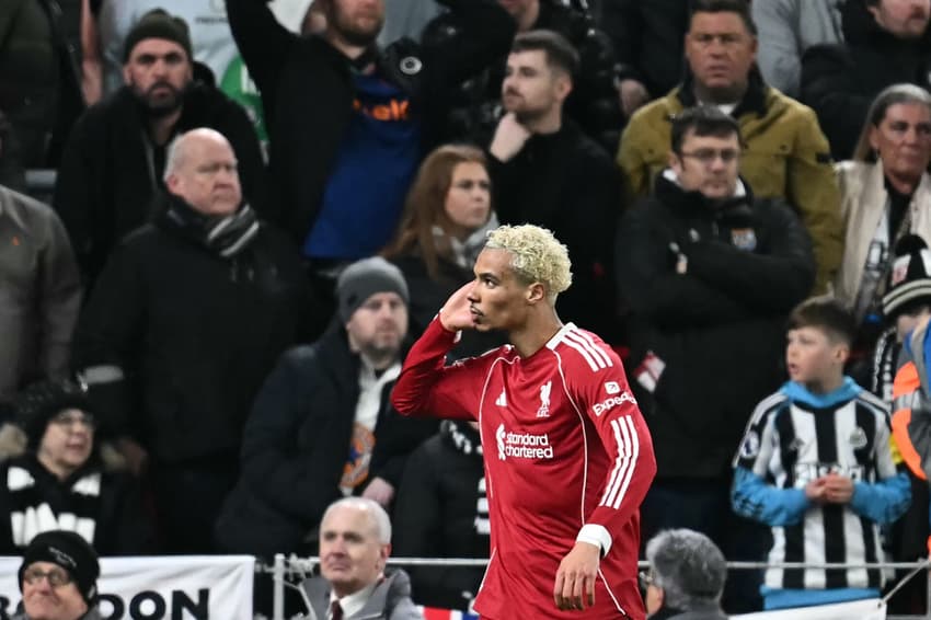 Ekitiké comemorando o gol marcado no duelo entre Liverpool e Newcastle (Foto: Paul Ellis/AFP)