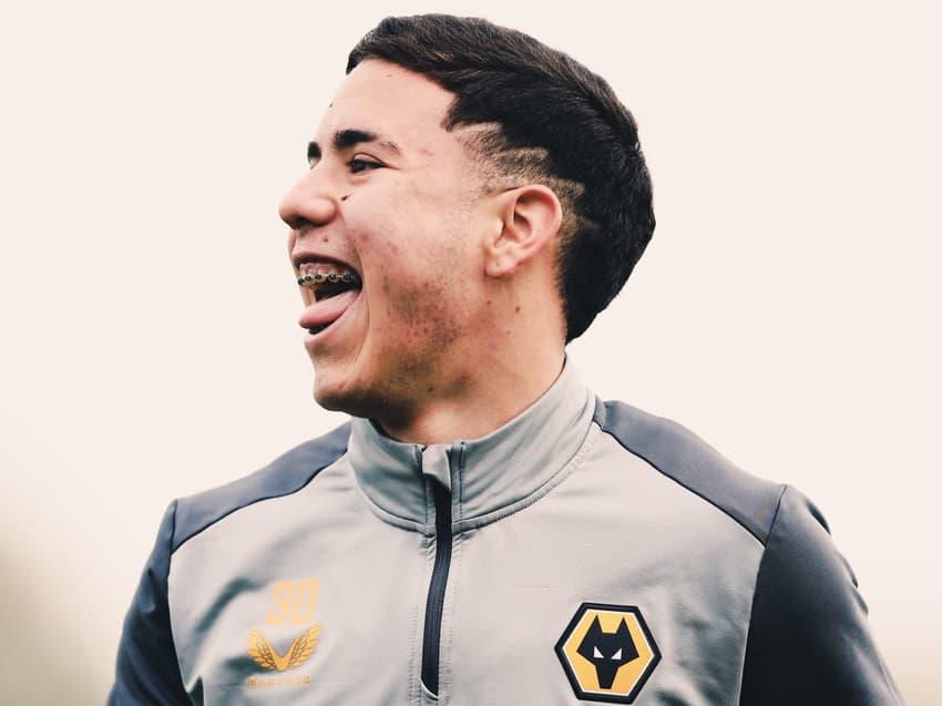 Enso González sorri durante treino do Wolverhampton (Foto: Divulgação / Wolves)