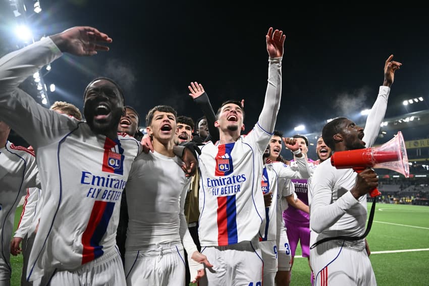 Equipe do Lyon comemorando a classificação para as oitavas das Europa League (Foto: Sébastien Bozon/AFP)