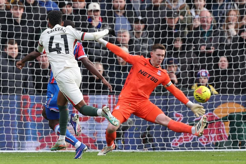 Estêvão finaliza para marcar o primeiro gol do Chelsea contra o Crystal Palace