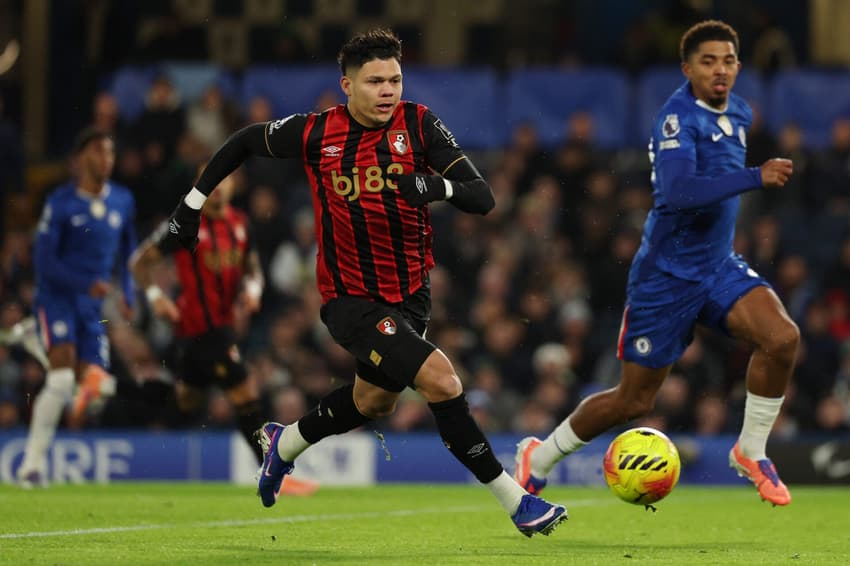 Evanilson conduz Bournemouth ao ataque em jogo contra o Chelsea na Premier League (Foto: Adrian Dennis / AFP)