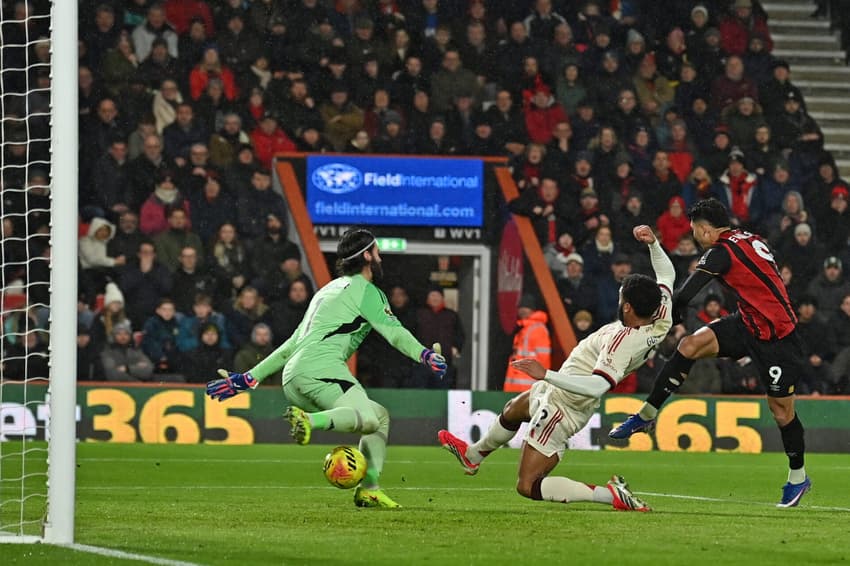 Evanílson finaliza para marcar pelo Bournemouth contra o Liverpool