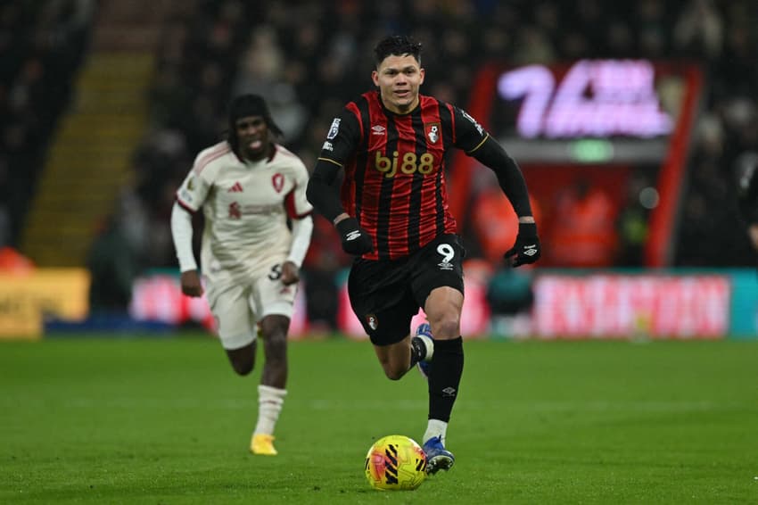 Evanílson conduz Bournemouth ao ataque em jogo contra o Liverpool (Foto: Glyn Kirk / AFP)