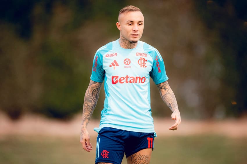 Everton Cebolinha treina em Doha, no Catar, durante disputa da Copa Intercontinental (Foto: Adriano Fontes / Flamengo)