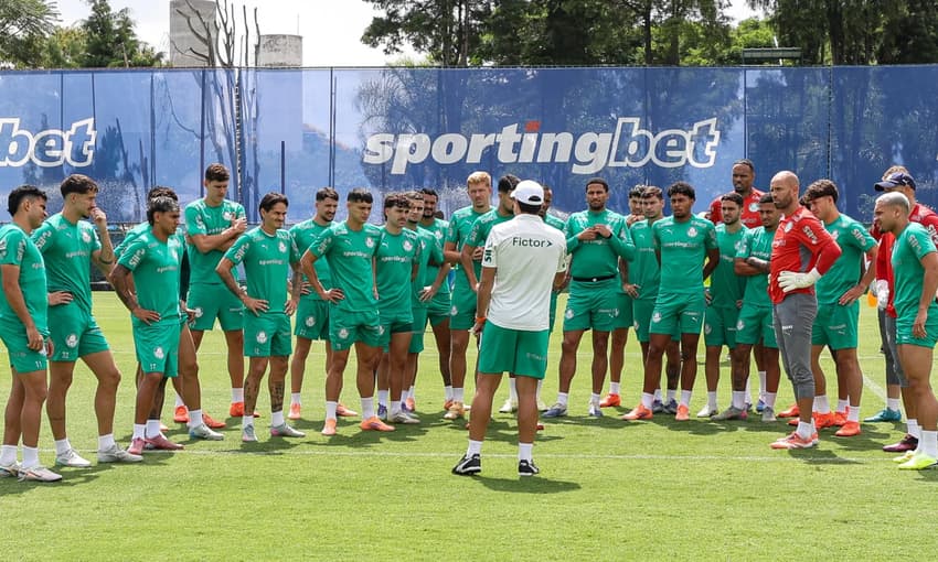 Elenco do Palmeiras reunido para discurso de Abel Ferreira antes de treinamento na Academia de Futebol (Foto: Fabio Menotti/Palmeiras/by Canon)